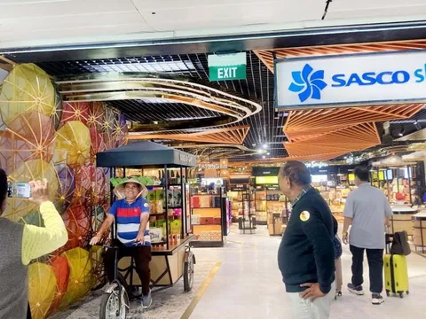 Lãi đột biến từ hàng miễn thuế và phòng khách thương gia, cổ phiếu công ty dịch vụ hàng không của ông Johnathan Hạnh Nguyễn ngược dòng tăng 9% khi thị trường lao dốc