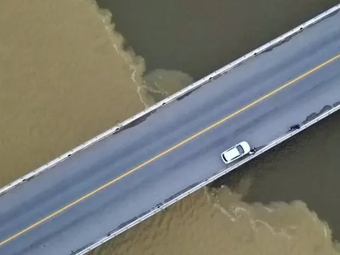 Nước biển chia thành 2 màu lạ mắt ở Hà Tĩnh