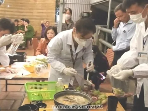 Sau 10 phút ăn lẩu tại quán, 5 người ngộ độc nặng