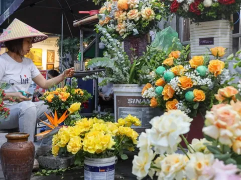 Giá hoa 20/10 giảm nhẹ, người bán không kịp ngơi tay