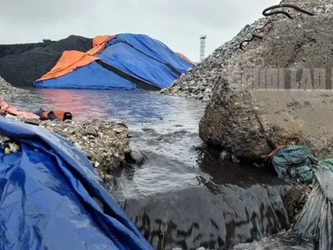 Kinh hãi dòng nước đen tuồn ra cửa biển Quảng Trị: Sở TN-MT báo cáo gì?