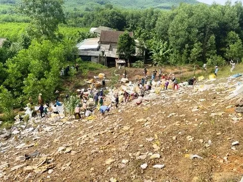 Huế: Xe chở thủy sản bị lật, người dân thu gom giúp tài xế