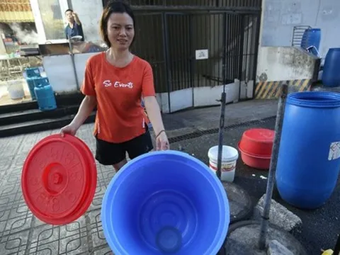 Cuộc sống đảo lộn vì mất nước suốt nhiều ngày tại Khu đô thị Thanh Hà: Người dân cầm cự bằng từng bình nước đi xin