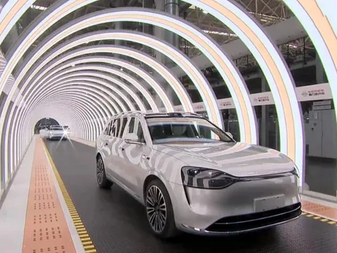 Ông lớn công nghệ Huawei xuất xưởng mẫu SUV siêu bom tấn: ngang cỡ Kia EV9, ăn xăng như ngửi chỉ 0,95 lít/100 km