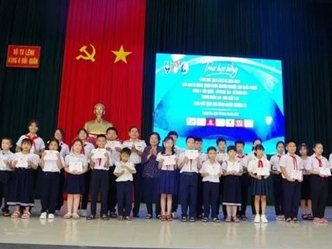 Vùng 4 Hải quân phối hợp trao học bổng Vừ A Dính cho 570 học sinh