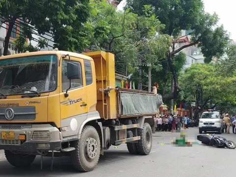 Hai xe máy tông nhau, nam shipper ngã ra đường bị xe tải tông tử vong