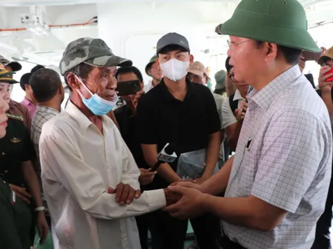 Xót xa cha già đi nhận thi thể con trai, còn một người con mất tích