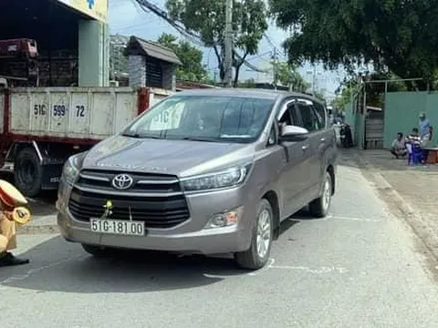 Ảnh TNGT: Không nhường nhau, Toyota Innova bị xe tải "bóc" luôn cửa sau