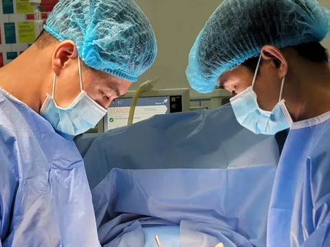 Một thanh niên rước họa khi "tiểu phẫu" bao quy đầu tại tiệm xăm