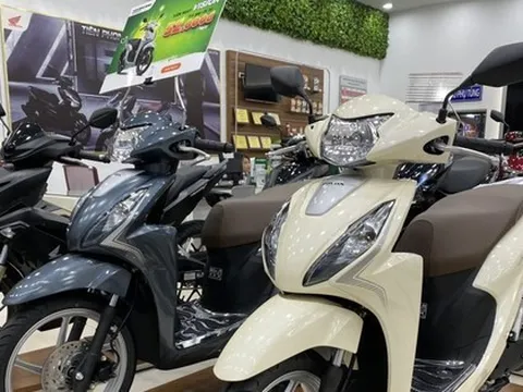 Honda Vision 2024 bản cổ điển cập bến đại lý, giá tăng chóng mặt