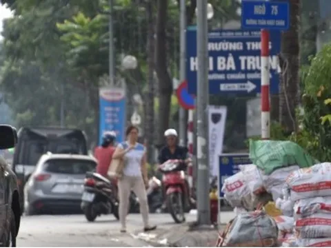 Nóng chuyện đổ trộm phế thải xây dựng trên vỉa hè Thủ đô