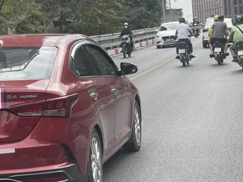 Cầu vượt chữ C đầu tiên của Hà Nội nhếch nhác, ngập rác thải