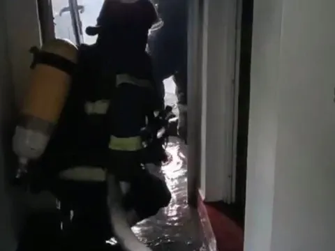 Hà Nội: Chập máy sấy tóc gây cháy nhà, cảnh sát giải cứu 2 cháu nhỏ