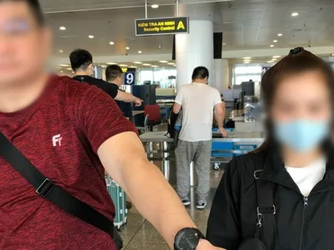 Cô gái "cầm nhầm" đồng hồ của khách nước ngoài bị camera an ninh ghi lại