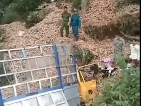 Xe tải lao vào vách núi, 1 người chết, 2 người bị thương