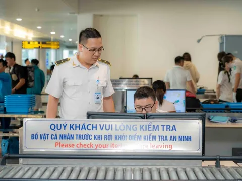 Nhặt ví tiền tại Nội Bài, bay đến Tân Sơn Nhất vẫn không thoát