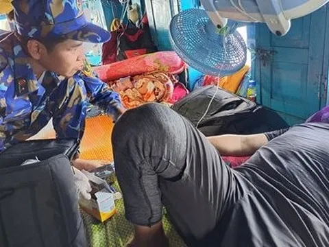 Tàu Trường Sa 04 cấp cứu cho ngư dân Quảng Ngãi bị ngộ độc trên biển