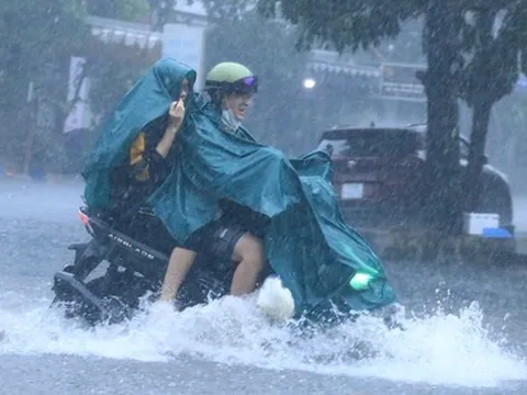 Chiều cuối tuần mưa lớn, TP HCM ngập nhiều nơi