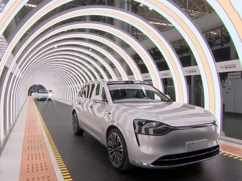 Ông lớn công nghệ Huawei xuất xưởng mẫu SUV siêu bom tấn: ngang cỡ VinFast VF 9, ăn xăng như ngửi chỉ 0,95 lít/100 km