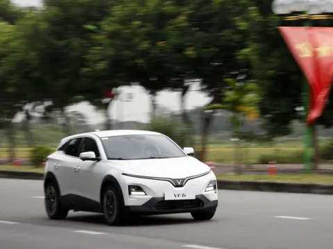 Hình ảnh chiếc VinFast VF 6 đầu tiên lăn bánh trong ngày chính thức nhận đơn hàng