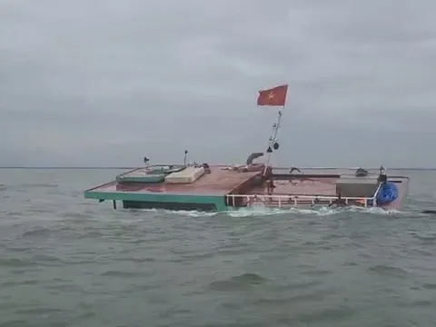 Hải Phòng: Cứu sống hai người trên tàu bị đắm tại cửa sông Văn Úc