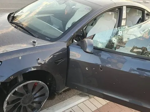 Xe điện Tesla cứu người đàn ông Israel sau hơn 100 viên đạn