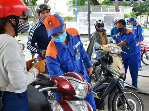 Giá xăng tăng gần 500 đồng mỗi lít