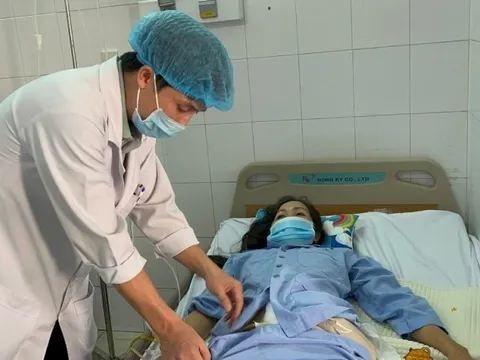 Xuyên đêm phẫu thuật cứu bệnh nhân gặp nạn từ cao rơi vào cọc gỗ