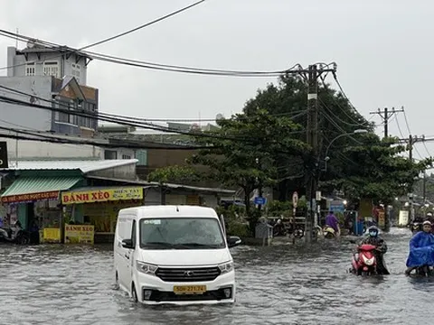 Nước ngập mênh mông ở trụ sở UBND quận, hầm chui sau mưa lớn tại TPHCM