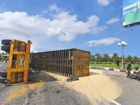 Container chở hàng liên tiếp bị lật khi qua vòng xuyến