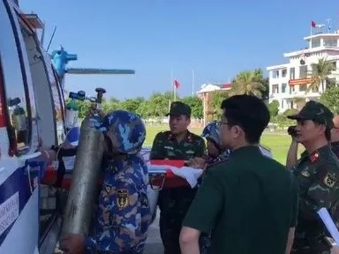 Trực thăng đưa ngư dân bị giảm áp từ đảo Song Tử Tây vào bờ điều trị