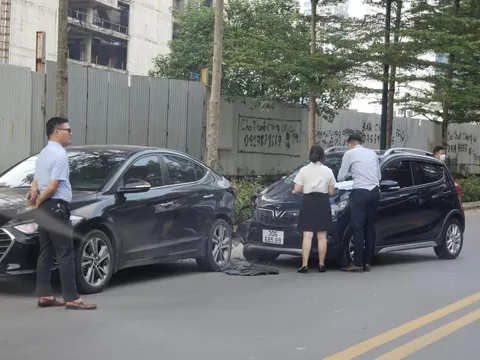 Ảnh TNGT: VinFast Fadil bất cẩn đâm nát đuôi Hyundai Elantra