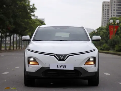 Clip: VinFast VF 6 bản thương mại lăn bánh lần đầu trên đường phố