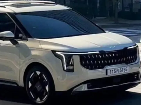 Kia Carnival 2024 lộ diện trần trụi trên phố: Nhiều chi tiết lai giữa Sorento, Morning và Seltos, dễ ra mắt cuối năm