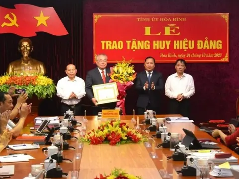 Hòa Bình: Luật gia Đinh Quốc Liêm nhận huy hiệu 40 năm tuổi Đảng