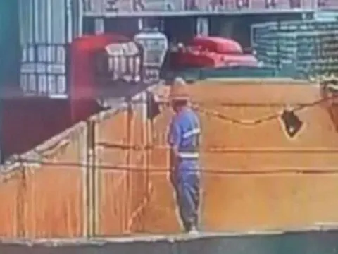 Lộ clip công nhân 'tè bậy' vào kho nguyên liệu, nhà máy bia khốn đốn