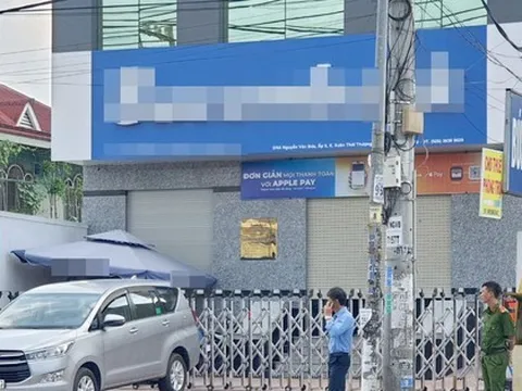 Tin mới vụ hai đối tượng dùng vật giống súng uy hiếp nhân viên, cướp ngân hàng