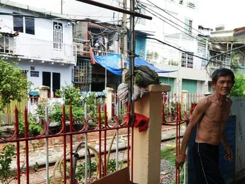 Cận cảnh người dân lấn chiếm hành lang đường sắt phơi quần áo, nuôi thú, trồng cây