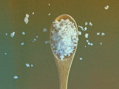 Khám phá bí ẩn về muối cổ xưa: Vì sao ăn ít muối lại yếu cơ?