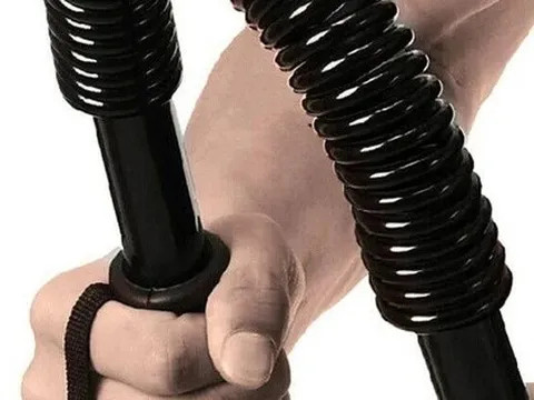 Xem bạn bẻ "đồ long đao", bé trai bị đập gãy xương mũi