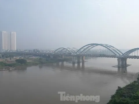 Giữa trưa, bầu trời Hà Nội vẫn chìm trong sương mù