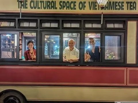 Độc đáo không gian trà Việt trên tàu điện bánh hơi