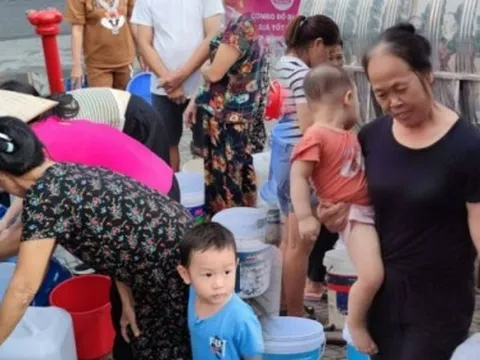 Gian nan cảnh thiếu nước ở khu đô thị Thanh Hà: Ba ngày chưa tắm, ông bà bế cháu nhỏ quằn lưng xách từng xô