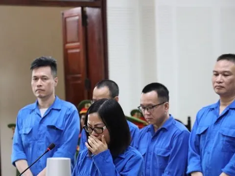 Nguyên Trưởng bộ phận thư ký tài chính AIC bật khóc tại tòa