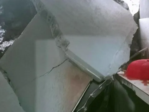 Mưa lớn gây sạt lở, đất đá tràn vào nhà dân