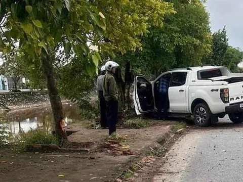 Ảnh TNGT: Ford Ranger gãy sụp bánh vì đâm gốc cây nhưng vẫn may mắn vì không lao xuống mương