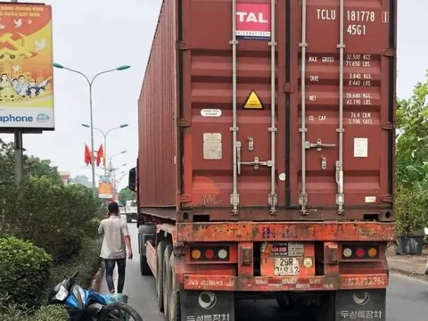 Va chạm xe container, 2 người đi xe máy tử vong