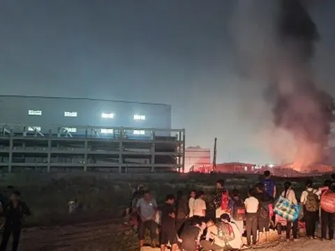 Cháy lớn tại KCN ở Bắc Giang, hàng trăm công nhân hoảng loạn ôm đồ tháo chạy