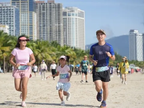 Hơn 1.500 học sinh, phụ huynh sôi nổi chạy trên bãi biển Đà Nẵng