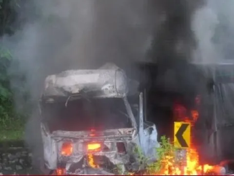 Cận cảnh hai xe tải va chạm, đầu xe bốc cháy ngùn ngụt trên đường Hồ Chí Minh